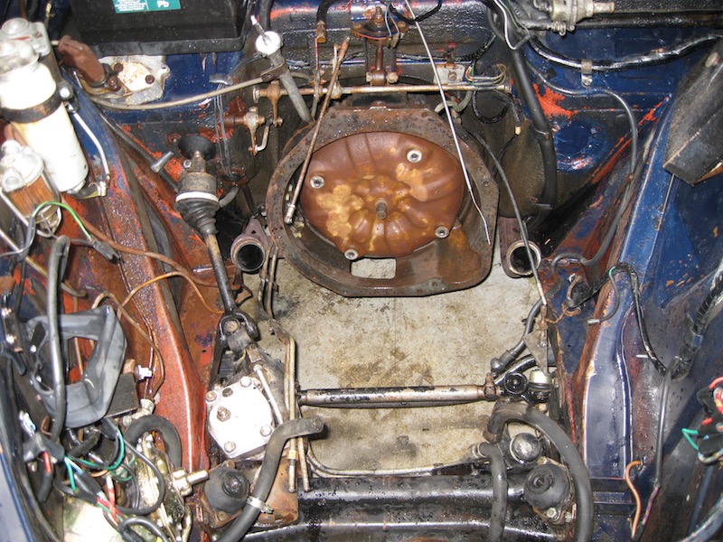The Saloon engine bay is fairly crowded